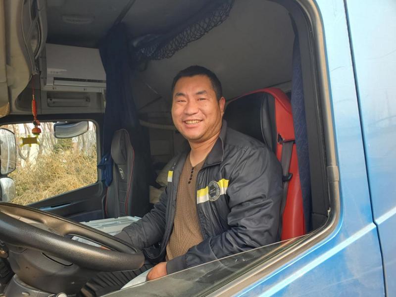 Công việc đang lái xe của tài xế xe tải mới ở Tây Ninh